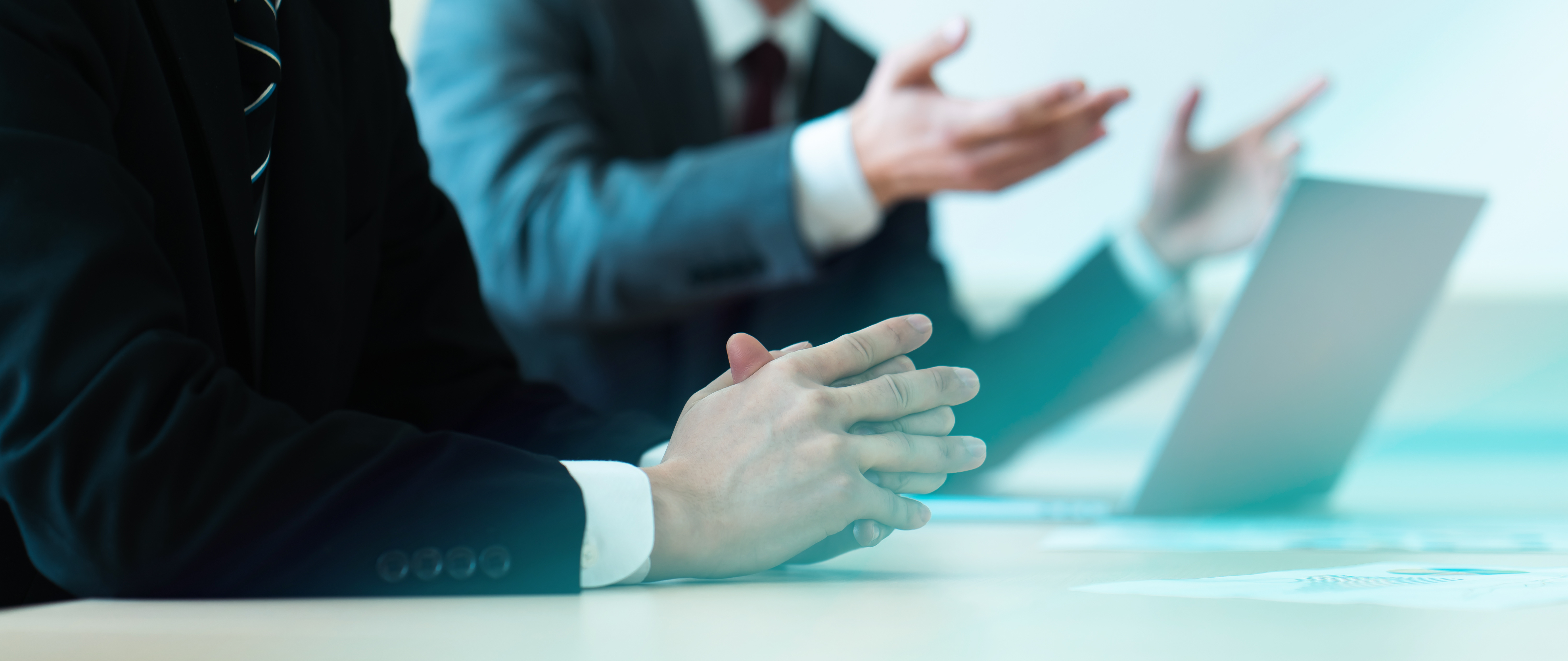 希望の光に向かって伸ばされた手 - 課題解決への意志と行動力を象徴